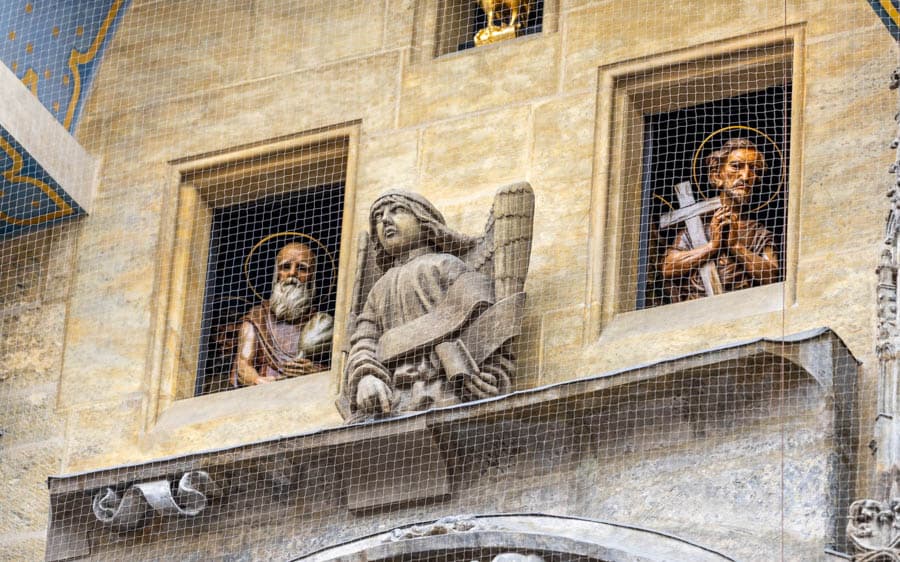 十二門徒巡遊： 布拉格天文鐘每到整點(9am-11pm），鐘樓上方的兩個窗戶會打開，十二門徒的木雕像會依次現身巡遊。